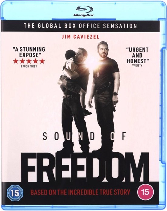 Voorzijde Blu-ray hoesje van de film 'Sound of Freedom'. Jim Caviezel houdt een jong kind vast. Tekst 'Sound of Freedom' en recensies.