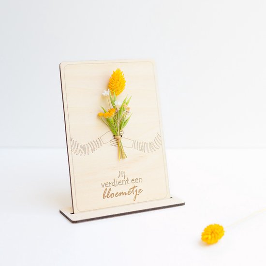 Kadoosje mini "Voor jou" (geel) - by Nordhus - mini boeketje op houten kaartje - droogbloemen - origineel cadeau - dankjewel - zomaar - verjaardag - einde schooljaar - juf - meester - bedankje leerkracht