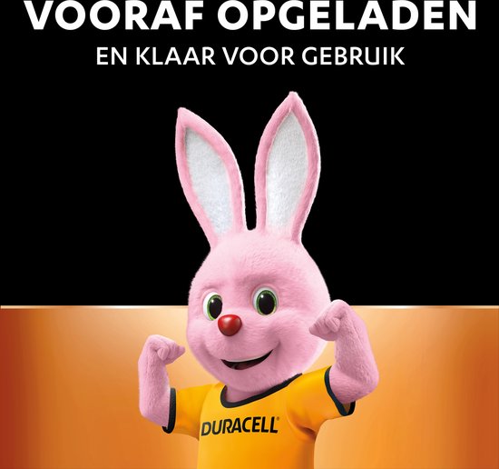Roze Duracell konijn met gele T-shirt, spant zijn spieren. "Vooraf opgeladen en klaar voor gebruik".