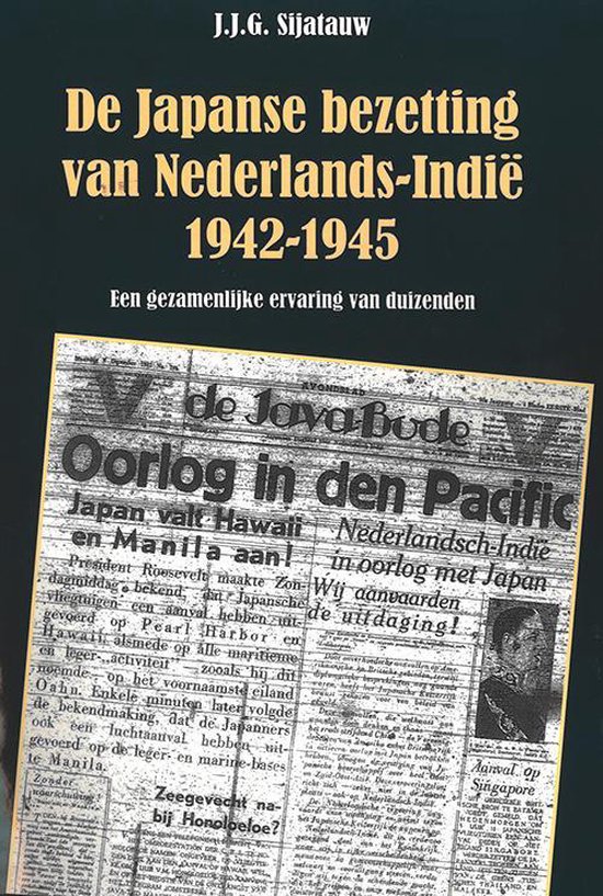 Boekomslag 'De Japanse bezetting van Nederlands-Indië 1942-1945'. Een krantenknipsel met de kop 'Oorlog in den Pacific' en 'Japan valt Hawaii en Manila aan!' is zichtbaar.
