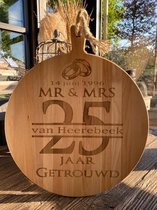 Serveerplank rond 35  cm / 25 jaar getrouwd / huwelijk / bruiloft / te personaliseren met naam