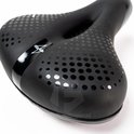 Zwart fietszadel met geperforeerd patroon en "VOLTANO" logo op glanzende band.