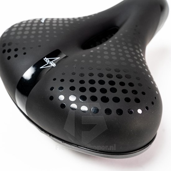 Zwart fietszadel met geperforeerd patroon en "VOLTANO" logo op glanzende band.