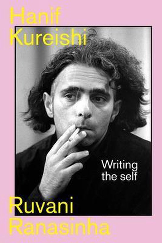 Livre avec portrait de Hanif Kureishi, fumant. Texte : Hanif Kureishi, Ruvani Ranasinha, Writing the self.