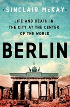 Boek "BERLIN" van Sinclair McKay, met de Brandenburger Tor op de voorgrond en de titel "Life and Death in the City at the Center of the World".