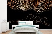 Behang - Fotobehang Vrouw - Palmbladeren - Goud - Line art - Breedte 420 cm x hoogte 280 cm