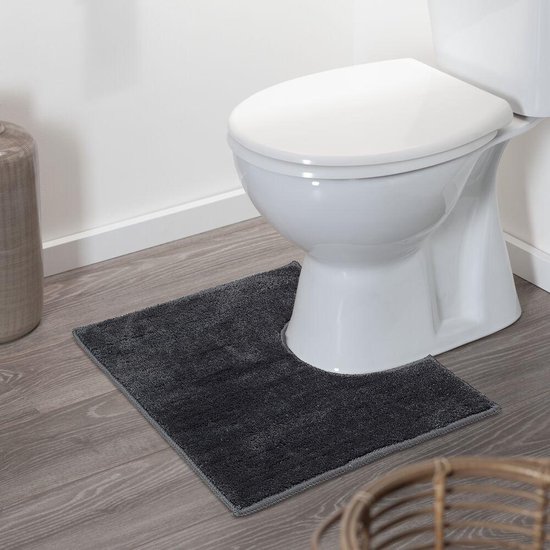 Donkergrijze, U-vormige badmat naast een toilet.