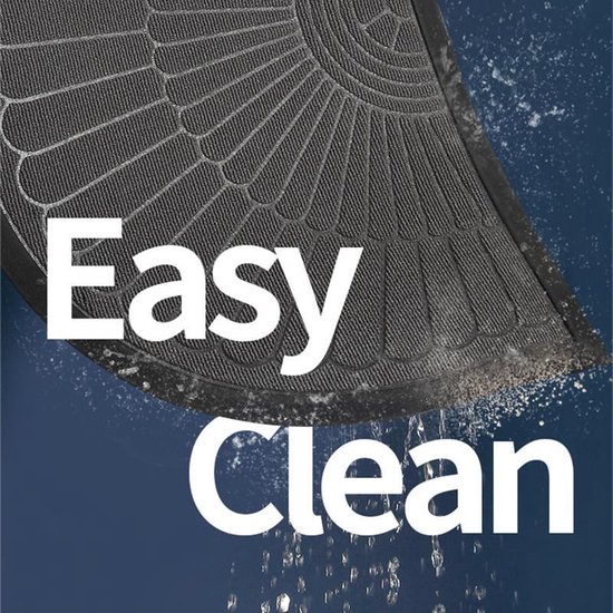 Een deel van een lichtgrijze, halfronde deurmat wordt opgetild, waarbij water en vuil eronder vandaan vallen. De tekst 'Easy Clean' staat groot in beeld.