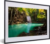 Fotolijst incl. Poster - Zonlicht bij een waterval in het Nationaal park Erawan in Thailand - 40x30 cm - Posterlijst