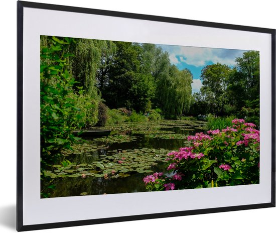 Fotolijst incl. Poster - Zomerdag met waterlelies in het water in Monet's tuin in Frankrijk - 60x40 cm - Posterlijst