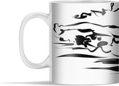 Mok - Een zwart witte illustratie van een zwemmend persoon - 350 ml - Beker