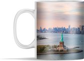 Mok - Luchtfoto van het Amerikaanse standbeeld bij zonsondergang in New York - 350 ml - Beker