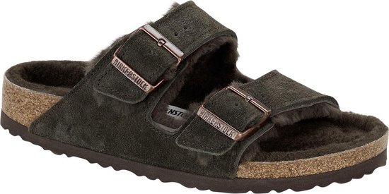 Mocassins Birkenstock Arizona marron foncé à deux boucles, doublés de fourrure.