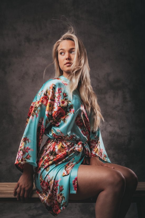 Foto: Kimono kort model met driekwart wijde mouw lichtblauw met bloemen dames kimono one size