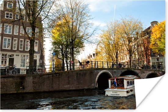 Boot op kanaal in Amsterdam Poster 60x40 cm - Foto print op Poster (wanddecoratie woonkamer / slaapkamer)