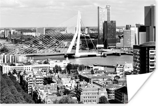 Zwart wit skyline van Rotterdam met de Erasmusbrug Poster 30x20 cm - klein - Foto print op Poster (wanddecoratie woonkamer / slaapkamer) / Europese steden Poster