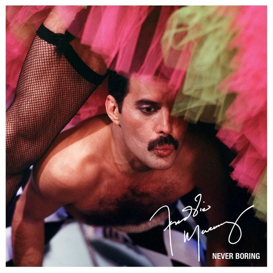 Freddie Mercury Never Boring albumhoes met Freddie in roze en groene tule en visnetkousen, witte handtekening onderaan.