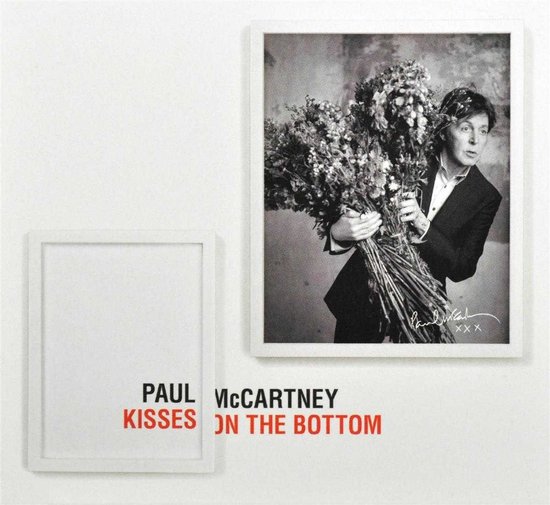 Paul McCartney met een bos bloemen, met de tekst "Kisses On The Bottom".