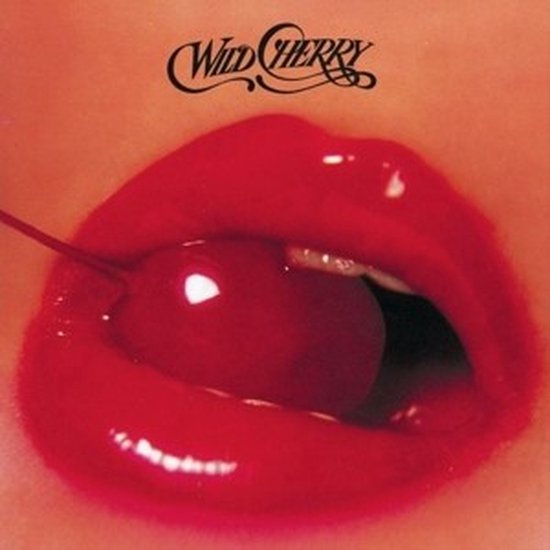 Rode lippen met een kers, met de tekst "Wild Cherry" erboven.
