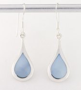 Druppelvormige zilveren oorbellen met lichtblauwe schelp