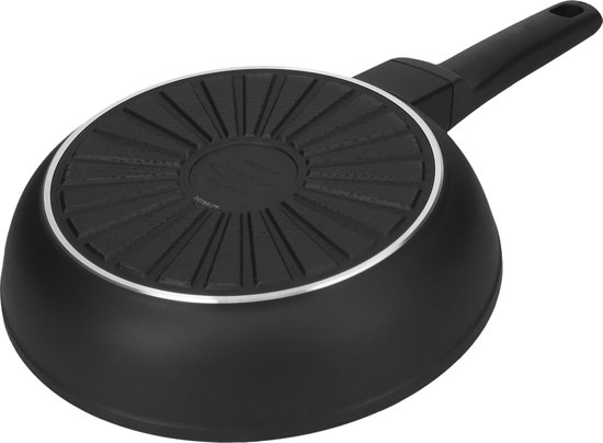 Zwarte koekenpan met gebogen bodem en aluminium ring. Handvat is zwart.