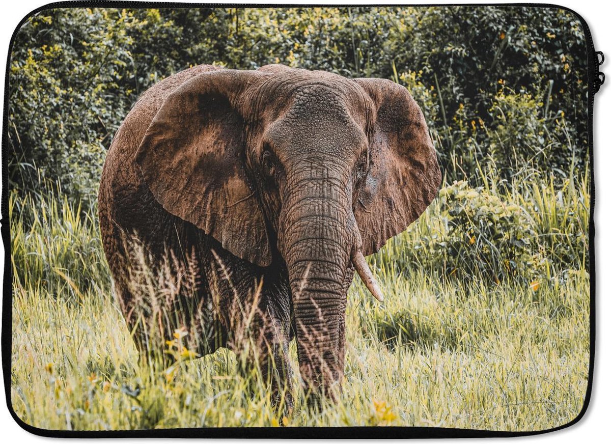 Laptophoes 14 inch - Olifant - Natuur - Gras - Laptop sleeve - Binnenmaat 33x23 cm - Zwarte achterkant