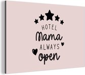 Wanddecoratie Metaal - Aluminium Schilderij Industrieel - Spreuken - Hotel mama always open - Quotes - Mama - 30x20 cm - Dibond - Foto op aluminium - Industriële muurdecoratie - Voor de woonkamer/slaapkamer