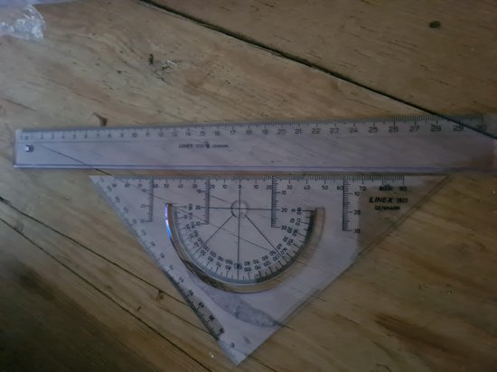 Een transparante Linex geodriehoek met gradenverdeling en een transparante Linex liniaal met aanduidingen van 1 tot 30 cm.