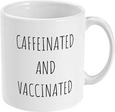 MUGZ- Grappige mok - Theemokken - Koffiemokken - Cadeau - Caffeinated and Vaccinated - Theetassen - Koffietassen - Theebeker - Koffiebeker - Mokken met tekst - Leuke mokken