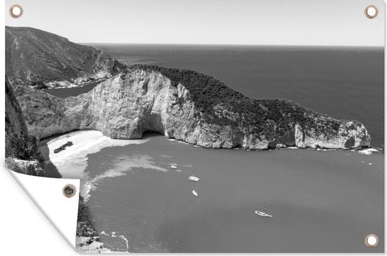 Tuindecoratie De kalkstenen kliffen bij Navagio Beach in Griekenland - zwart wit - 60x40 cm - Tuinposter - Tuindoek - Buitenposter