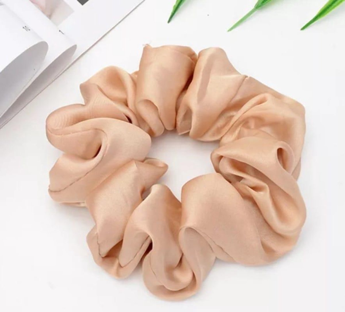 Luxe Zijde scrunchie - Beige - Silk feeling polyester haarelastiek Haarelastiekjes - Haar Accessoires Vrouwen - Wokkels - Haarelastiekjes Scrunchie - Haar Accessoires Meisje