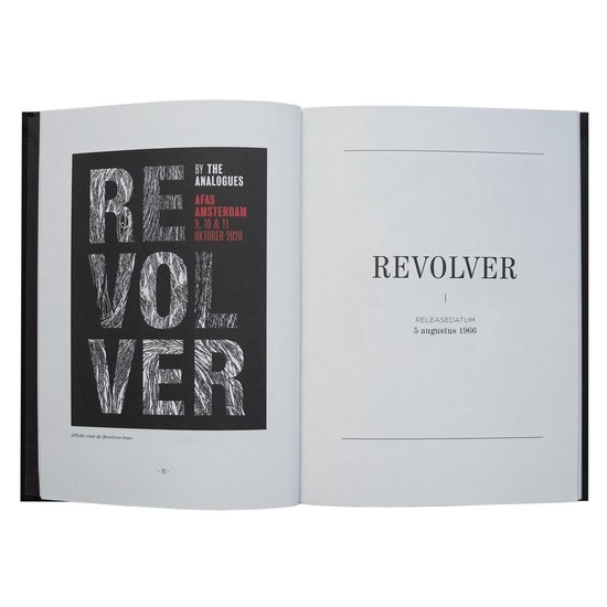 Open boek met op de linkerpagina een poster van "REVOLVER" en op de rechterpagina de titel "REVOLVER" met releasedatum.