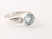 Zilveren ring met blauwe topaas - maat 17.5