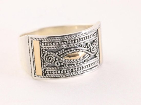 Traditionele bewerkte zilveren ring met 18k gouden decoratie - maat 18