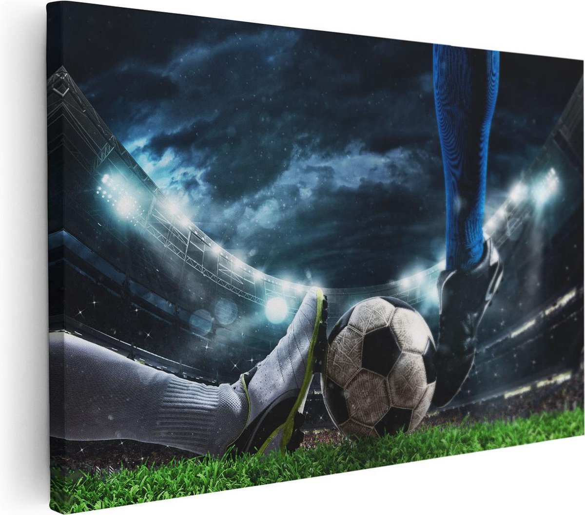 Artaza Canvas Schilderij Voetbal Sliding Op De Bal In Het Stadion - 90x60 cm - Wanddecoratie Woonkamer - Schilderijen - Muurdecoratie