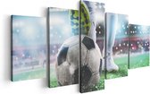 Artaza Canvas Schilderij Vijfluik Voetbalspeler Met De Bal In Het Stadion - 100x50 - Foto Op Canvas - Canvas Print