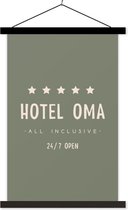 Posterhanger incl. Poster 40x60 cm - Schoolplaat - Hotel oma all inclusive 24/7 open - Quotes - Spreuken - Oma - Textielposter - Zwarte latten
