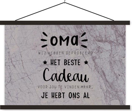 Posterhanger incl. Poster 150x100 cm - Schoolplaat - Oma - Oma je hebt ons al - Spreuken - Quotes - Textielposter - Zwarte latten