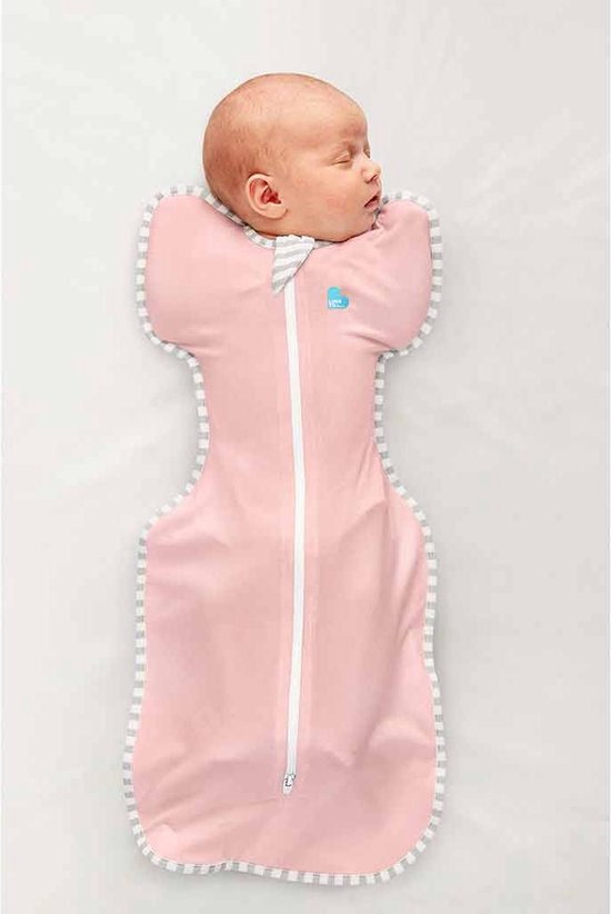 Slapende baby in een roze Love to Dream™ Swaddle Up™ inbakerdoek, liggend op de rug.