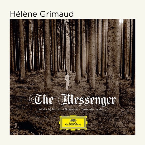 Hélène Grimaud op de albumhoes The Messenger, met een vrouw staande in een bos.