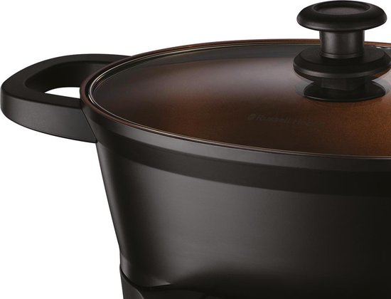 Close-up van de zwarte multicooker met glazen deksel en koperkleurige binnenkant.