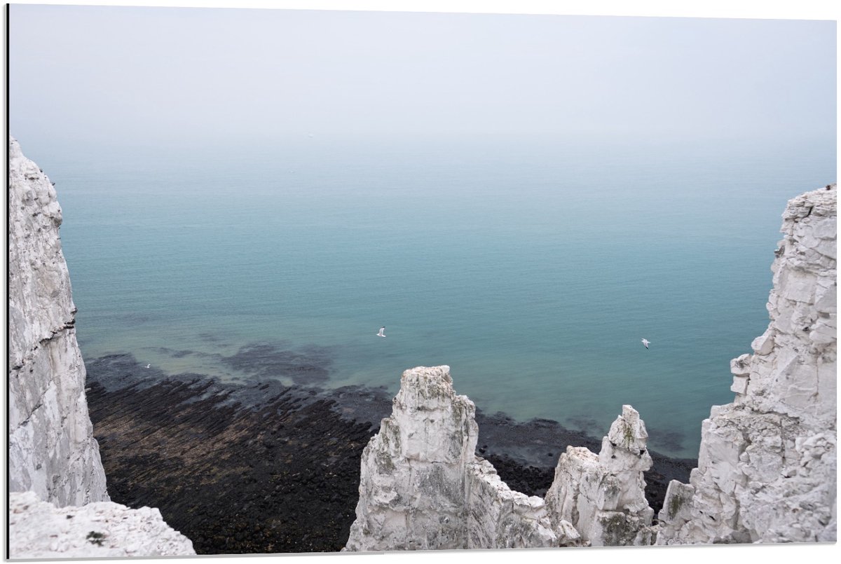 KuijsFotoprint Dibond - Rotsen met de Zee op de Achtergrond - 90x60cm Foto op Aluminium (Met Ophangsysteem) Blauw