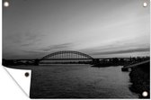 Muurdecoratie De Waalbrug bij Nijmegen tijdens zonsondergang - zwart wit - 180x120 cm - Tuinposter - Tuindoek - Buitenposter