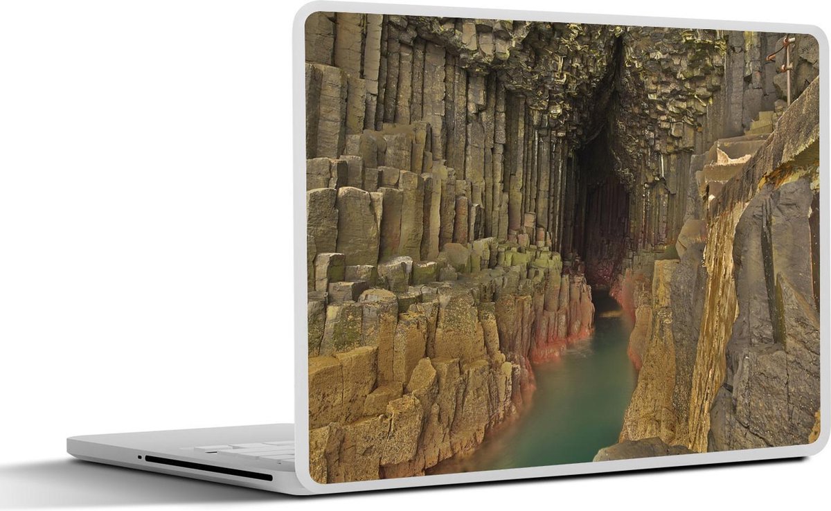 Afbeelding van product SleevesAndCases  Laptop sticker - 15.6 inch - Het Schotse Fingal's Cave met helder blauw water en basaltkolommen
