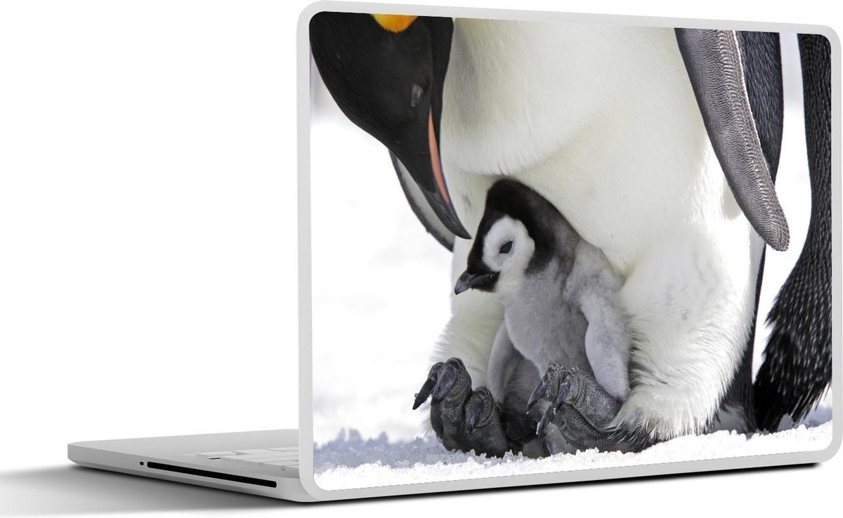 Afbeelding van product SleevesAndCases  Laptop sticker - 14 inch - Keizerpinguïn kuiken word gevoed door moeder
