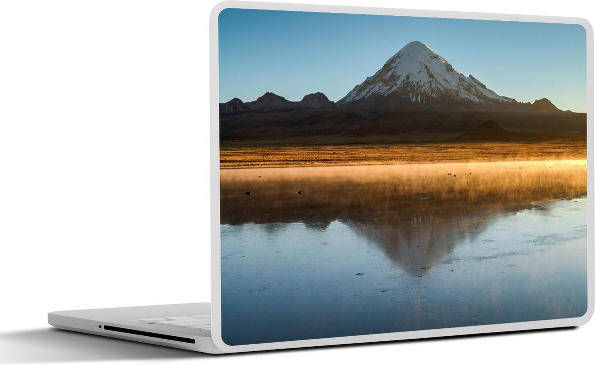 Afbeelding van product SleevesAndCases  Laptop sticker - 13.3 inch - Besneeuwde berg wordt gereflecteerd in het water van het Nationaal park Sajama