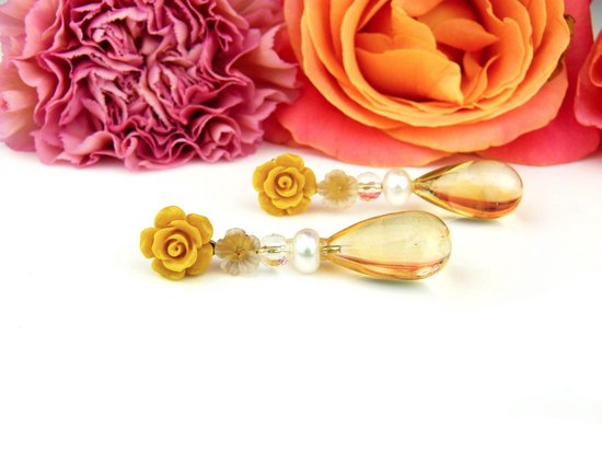 boucles d'oreilles en or jaune serties de fleur jaune, fleur de cristal de roche, perle et goutte de citrine