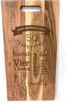 Grote acacia borrelplank / snijplank met tekst gravure : SARAH. Cadeau-50 jaar-sarah. Het formaat is 25x50cm