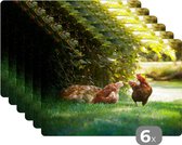 Placemat - Placemats kunststof - Kippen op zoek naar voedsel bij heg van klimop - 45x30 cm - 6 stuks - Hittebestendig - Anti-Slip - Onderlegger - Afneembaar