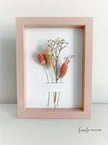 LoesieLoe lijst dry flower  l  Peach small  15 x 20 cm  l  droogbloemen - droogboeket - poster - fotolijst - woonaccessoires - interieur - decoratie - terracotta - roze - licht roze -perzik r